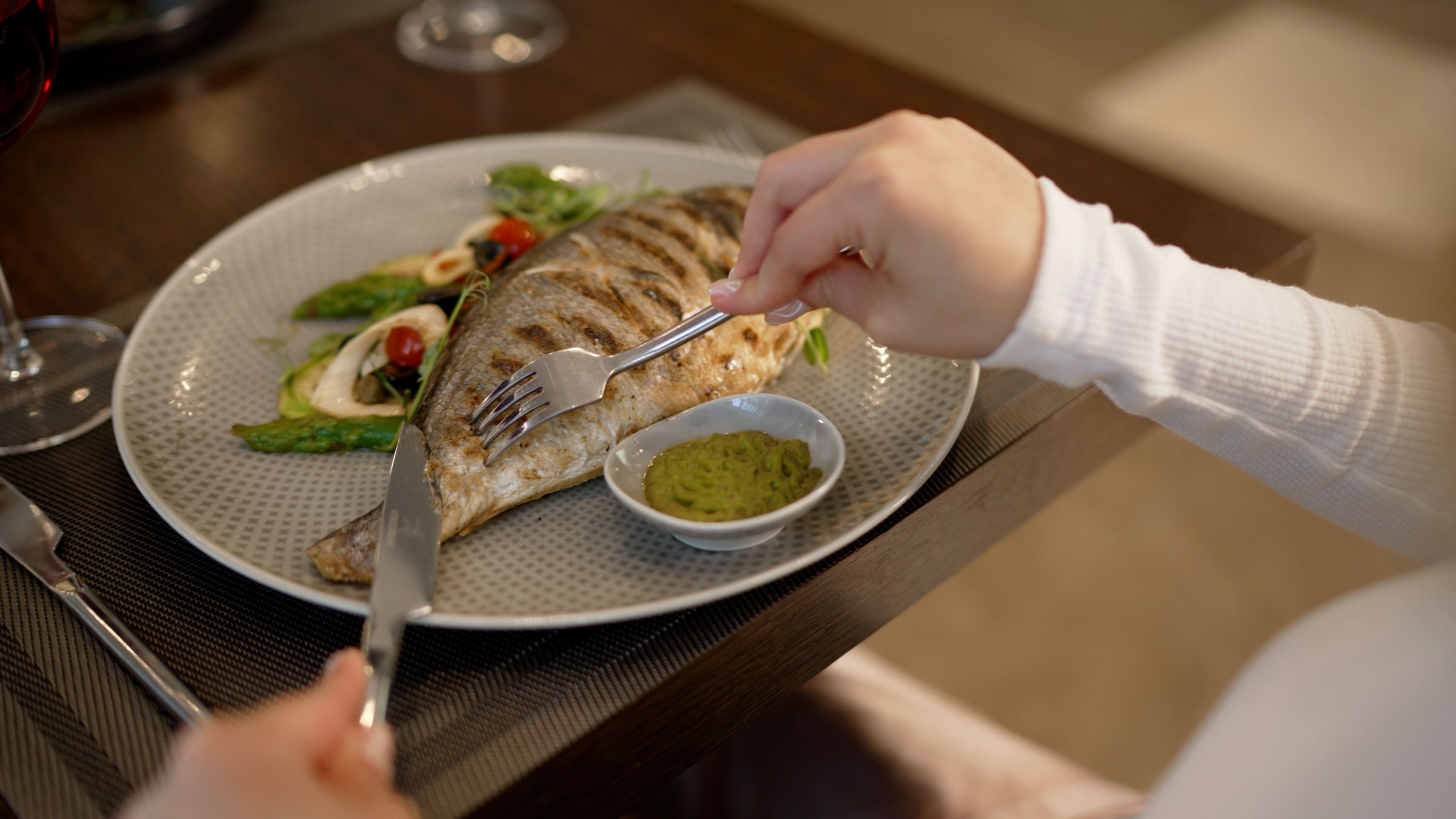 O mamă și fiica ei de 15 ani au murit după ce au mâncat pește la masa de Crăciun. Medicii le-au trimis de două ori acasă