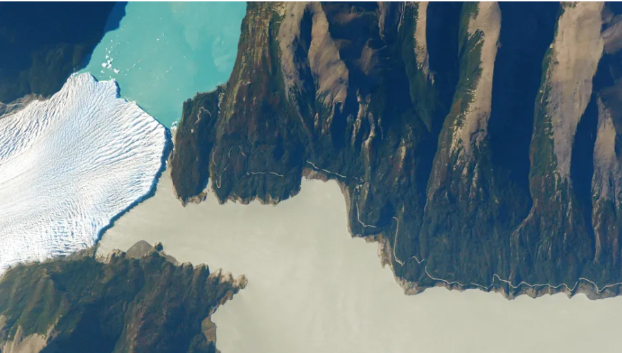 Par imagini plăsmuite din alte lumi, dar există în realitate. Locul în care se întâlnesc un ghețar, un lac și un râu