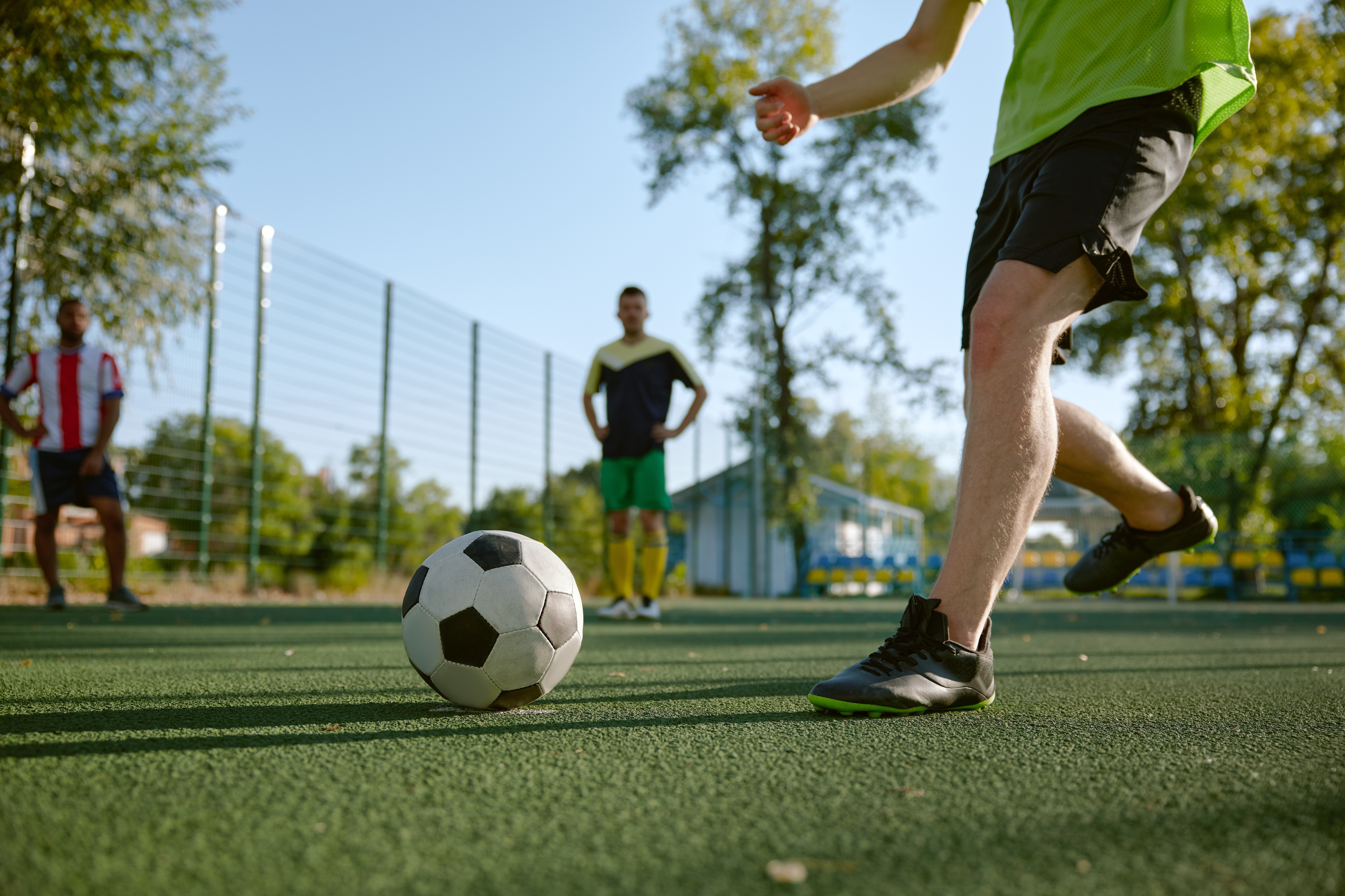 Soldat din Buzău condamnat la închisoare după ce a bătut arbitrul la un meci de fotbal