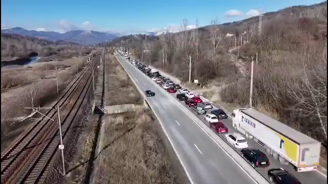 Drumul către munte, un test de răbdare înainte de Revelion. Turiștii stau blocați în coloane de kilometri întregi