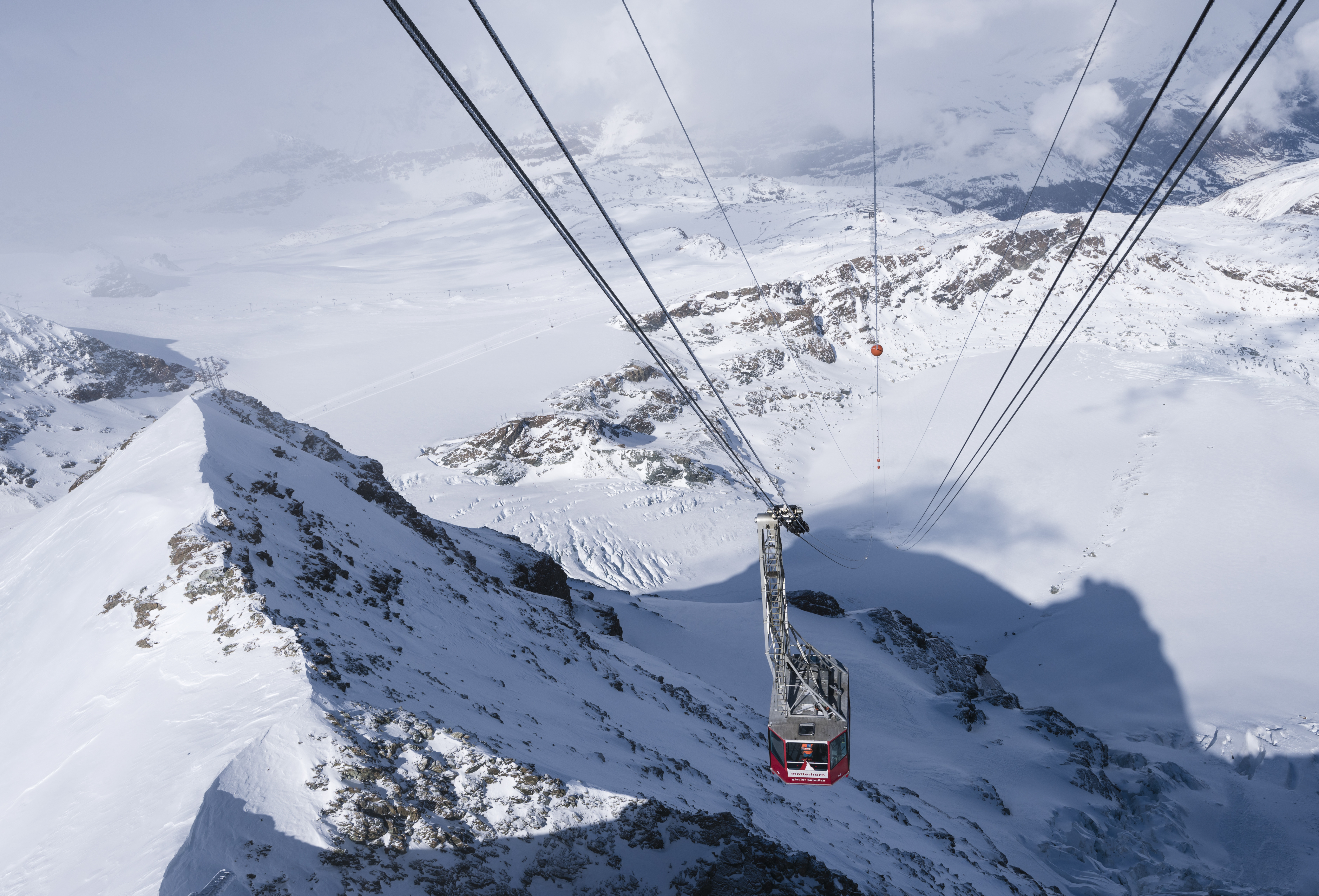 Accident la o telecabină din Italia. Două persoane rănite, alte 100 blocate la 2.800 de metri, evacuate cu elicopterul. VIDEO