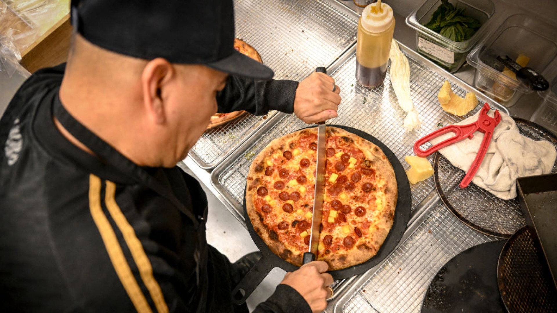 Cine este omul care a inventat pizza cu ananas, rețeta care a iscat o revoluție gastronomică. Nu este italian