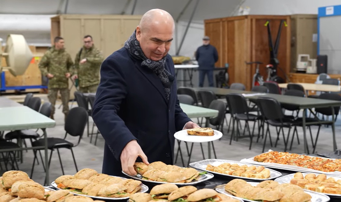 Ilie Bolojan și premierul olandez au mâncat la popotă, alături de militari, la Baza Aeriană 71 de la Câmpia Turzii | VIDEO
