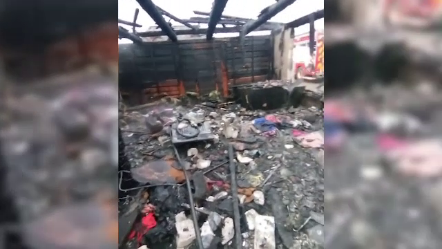 O familie cu 5 copii a rămas pe drumuri înainte de Anul Nou. Tot ce aveau a ars într-un incendiu