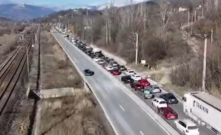 Trafic infernal pe DN1, în Prahova. Zona în care șirul de mașini este mult mai lung de 8 kilometri