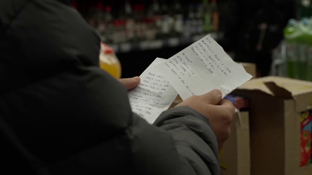 Ce cumpără românii pentru Revelion. Produsele care au dispărut primele de pe rafturile magazinelor