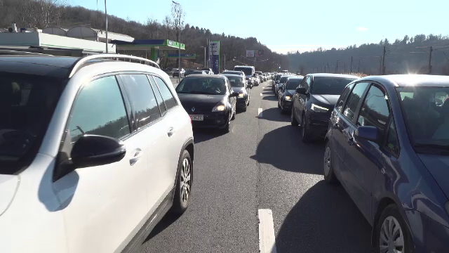 Până la petrecerea de Revelion, românii au înfruntat ”tradiționala” aglomerație de pe DN 1. ”Sperăm să ajungem”