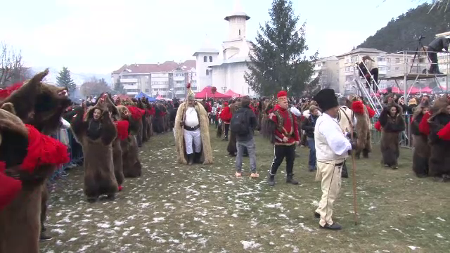Cete de urși, spectacol pe străzile din Comănești. Mii de oameni au ieșit să vadă festivalul datinilor de iarnă