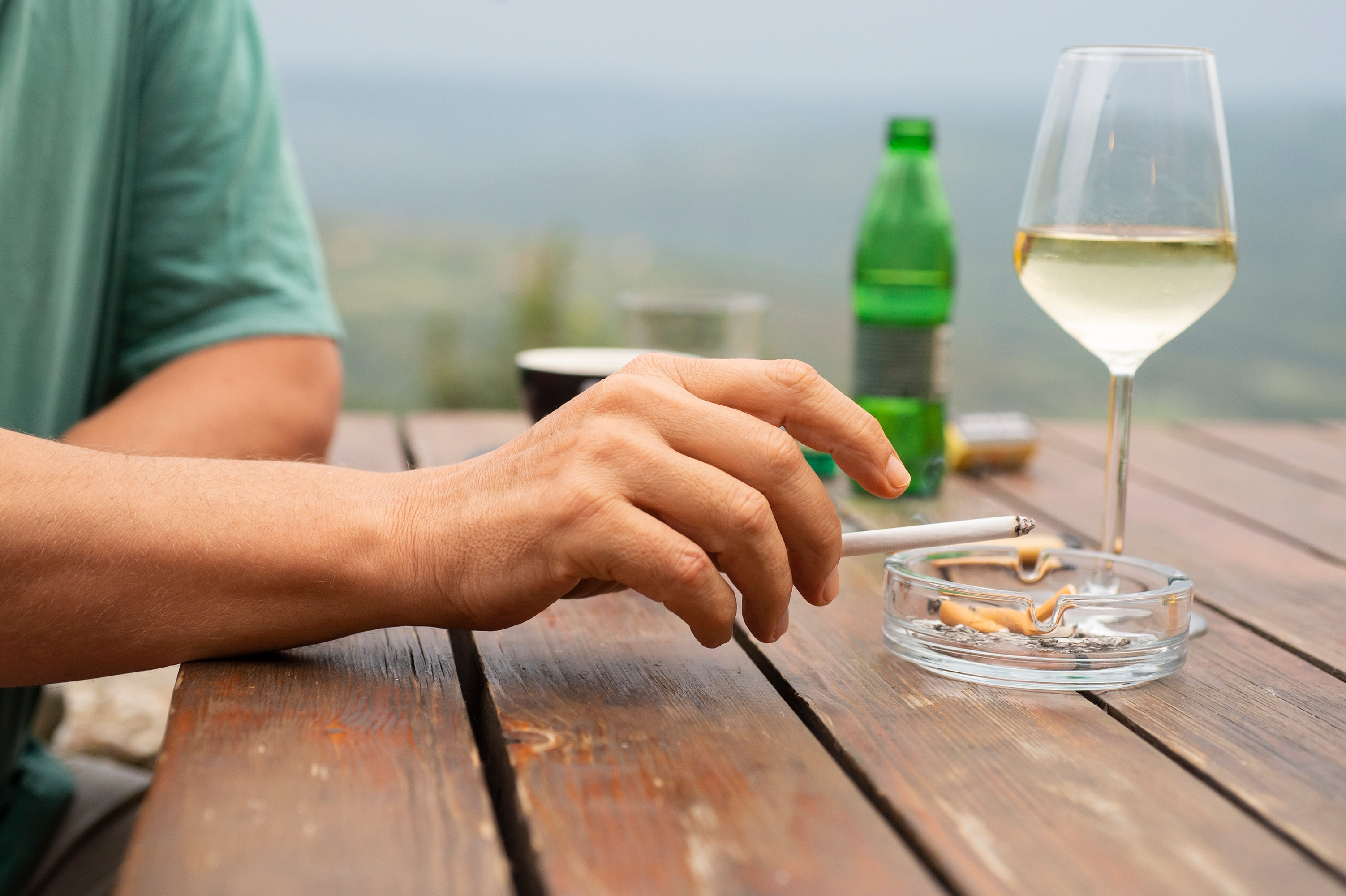 Alcoolul, țigările și carburanții se scumpesc de la 1 ianuarie 2026. Cu cât cresc prețurile