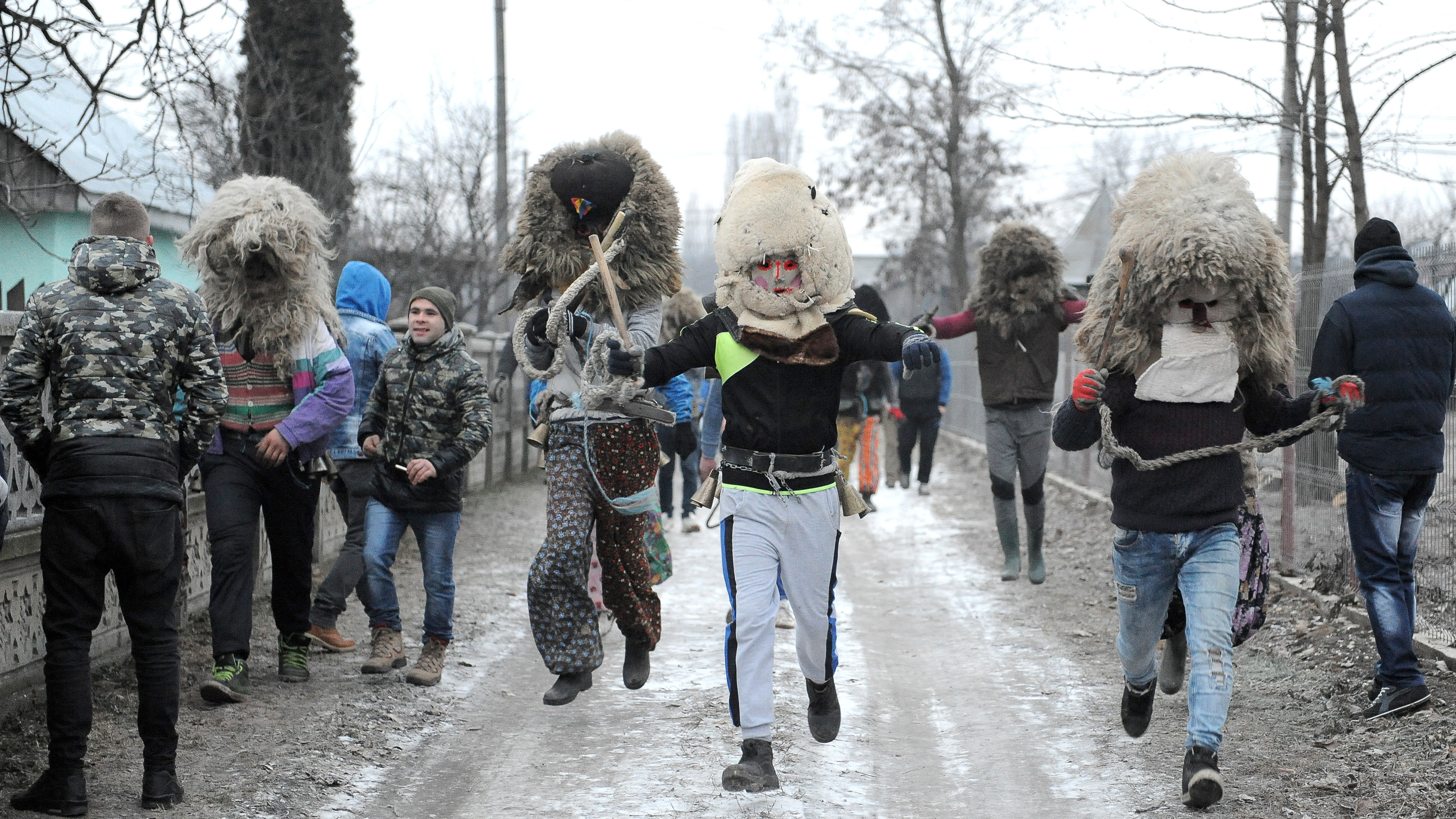 Tradiționala bătaie de la Ruginoasa de Anul Nou, oprită de jandarmi cu gaze lacrimogene pentru a preveni violențele