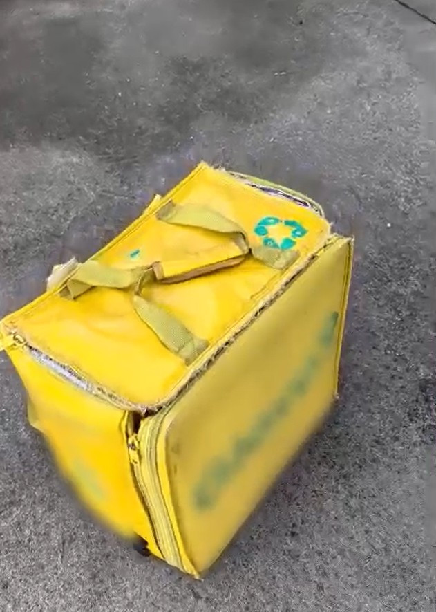 „Meniul zilei” cu artificii ilegale. Cum a fost prins un vânzător cu materiale pirotehnice ascunse într-o geantă de livrare