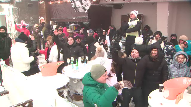 Cum a rezistat un turist gerului care a înghețat băutura din pahare, la 1.700 de metri, în masivul Postăvaru