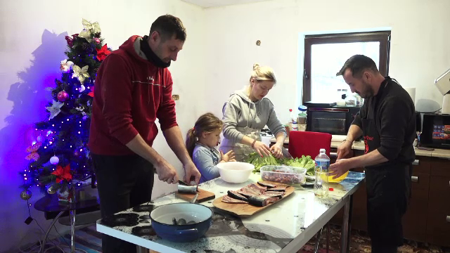 Ce pun românii pe masă de Revelion, pe lângă mâncare. Se spune că aduce noroc în următorul an