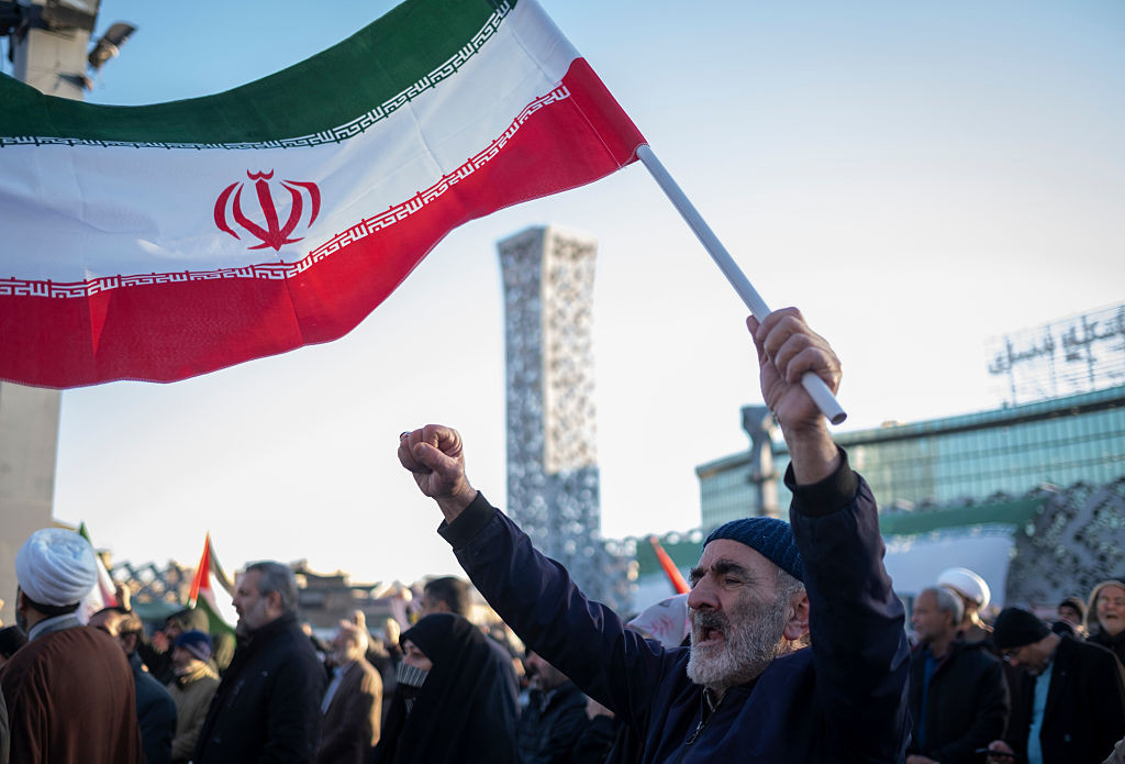 A treia zi de proteste anti-scumpiri în Iran. O clădire oficială, atacată. Mossadul e „pe teren”