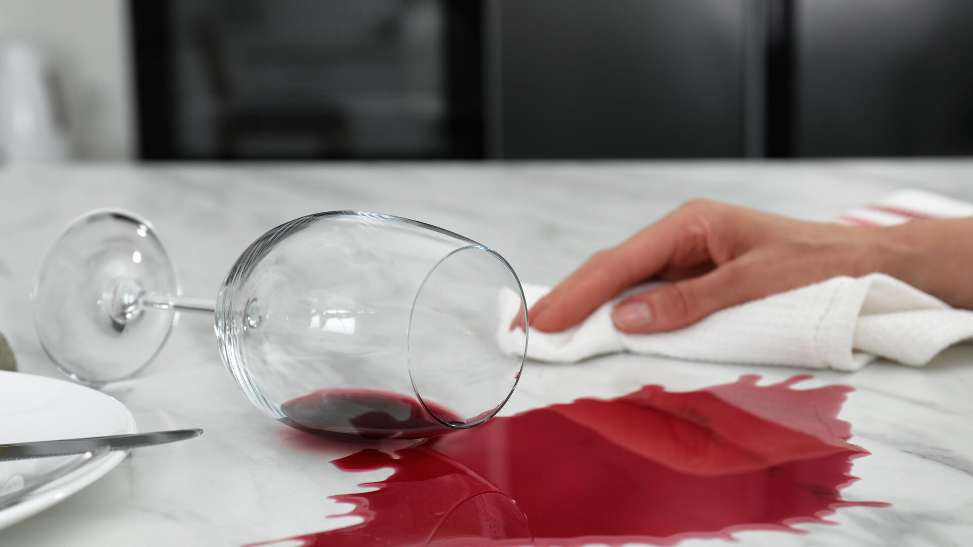 Tradiții și superstiții în prima zi a noului an. Ce se întâmplă dacă verși vin pe masă de Sfântul Vasile