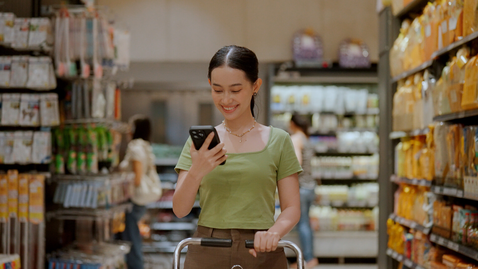 Cum ar putea agenții AI face cumpărături și rezervări în locul oamenilor. Giganții plăților pregătesc „viitorul comerțului”