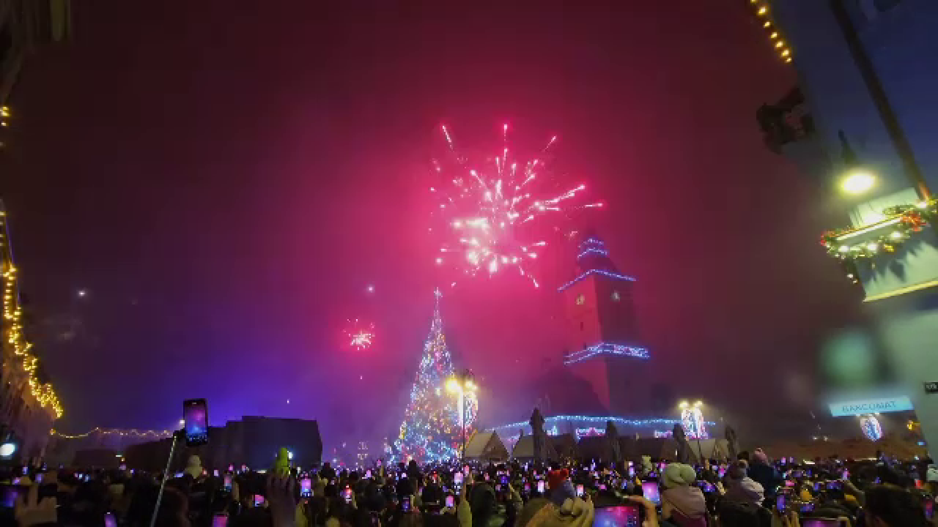 Noul an a fost întâmpinat în stradă, în toată țara. Jocul de lumini a ținut loc artificiilor în unele orașe