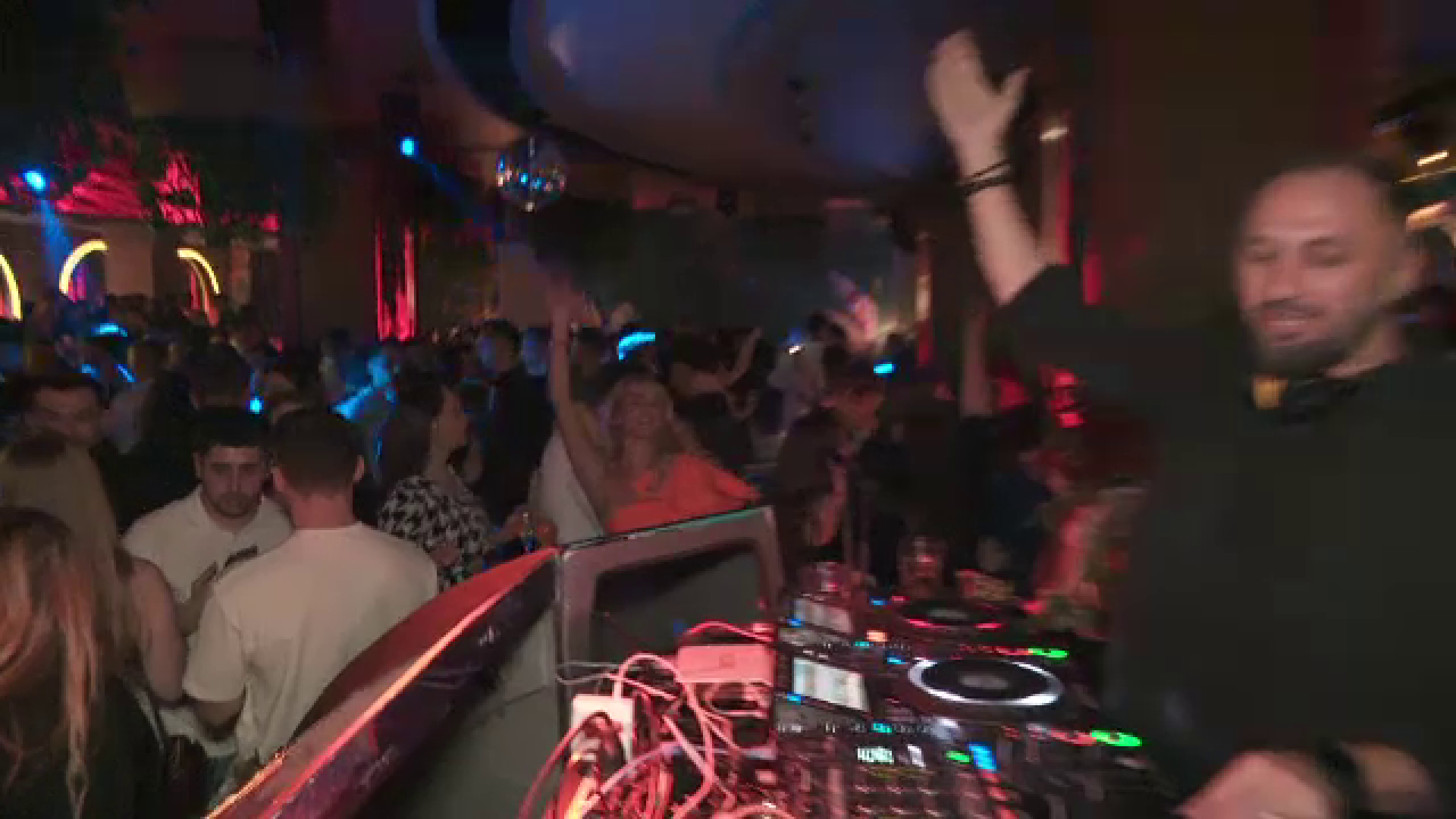 Revelionul a adus petreceri spectaculoase în toată țara. Oamenii au dansat și au sărbătorit până dimineața în cluburi