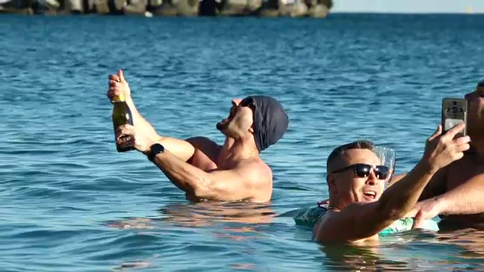 Trei bărbați din Constanța au deschis șampania în valurile mării, la 0 grade Celsius, de Anul Nou