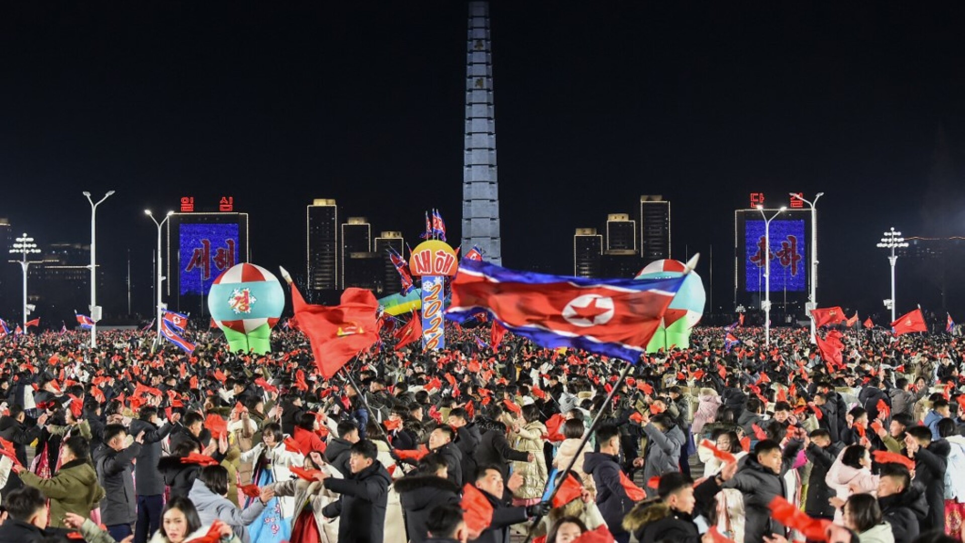 Revelionul în Coreea de Nord, în imagini. Supușii lui Kim Jong-Un au ieșit pe străzi în Phenian | GALERIE FOTO