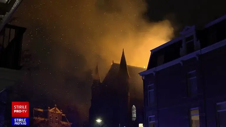 Incendiu de proporții în Amsterdam, de Revelion. O biserică istorică a fost mistuită de flăcări