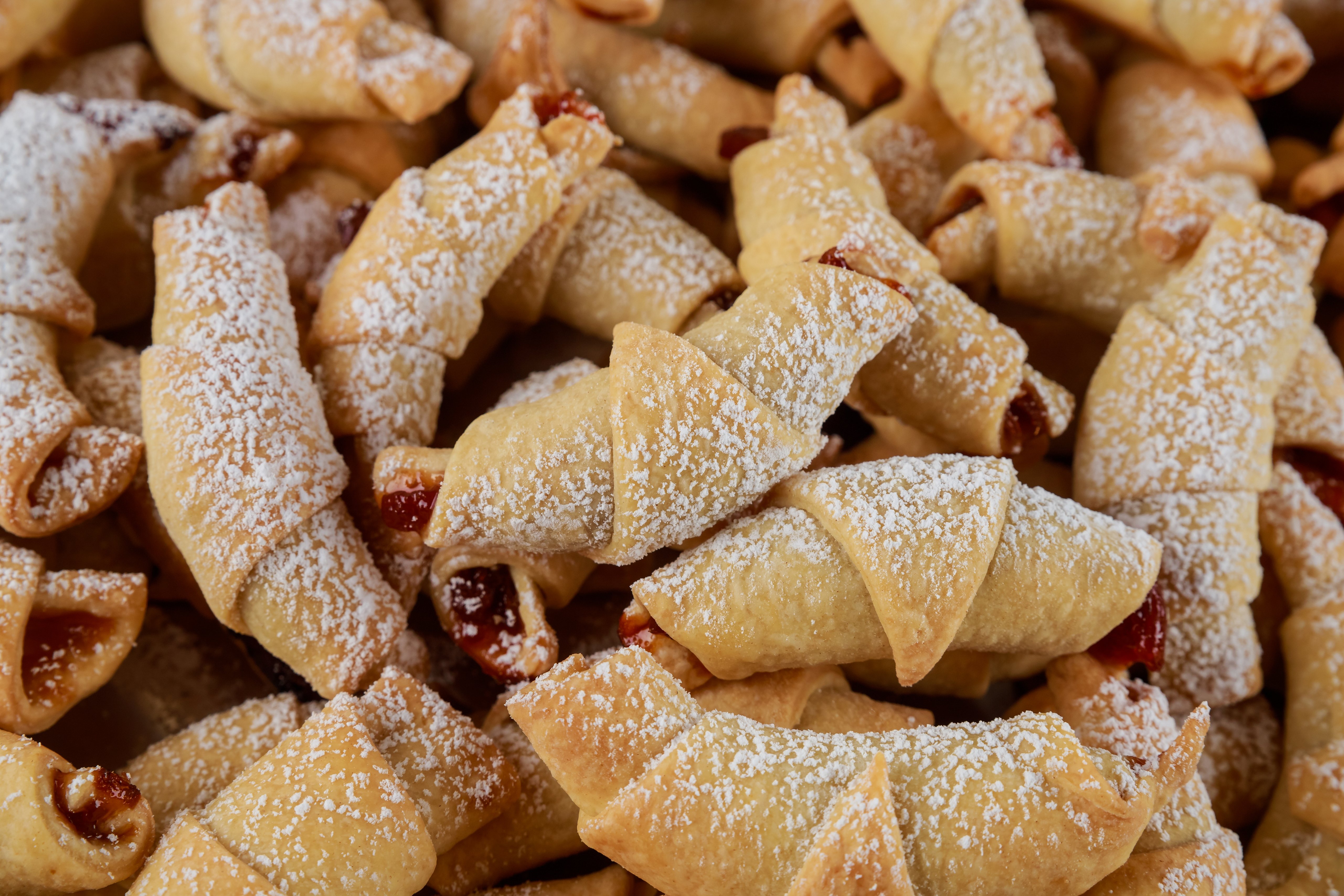 Cornulețe cu untură fragede și delicioase - rețeta tradițională. Ingredientul secret folosit de gospodine pentru aluat