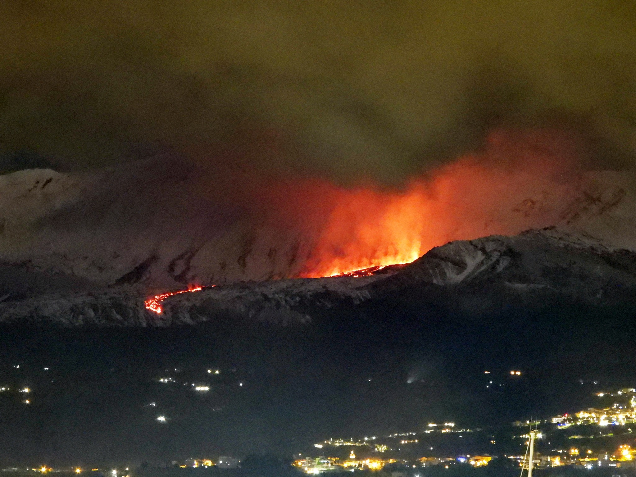 Vulcanul Etna a început să erupă. Imagini spectaculoase, cu lava în mijlocul zăpezii | GALERIE FOTO