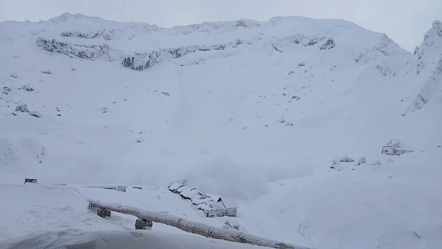 Iarnă severă în munții României. Ce trebui să știe turiștii și șoferii porniți la drum