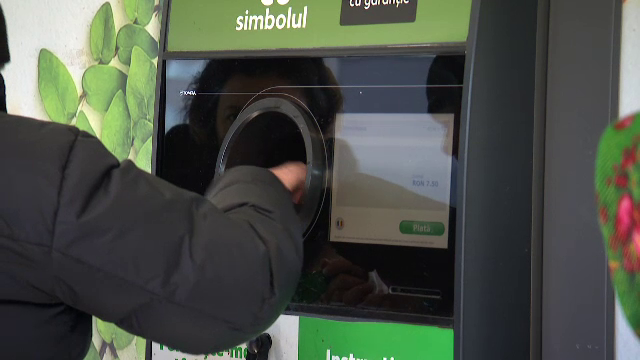 Ce fac românii după petrecerile de Revelion: stau la coadă la reciclat. Problema celor 200 de grame