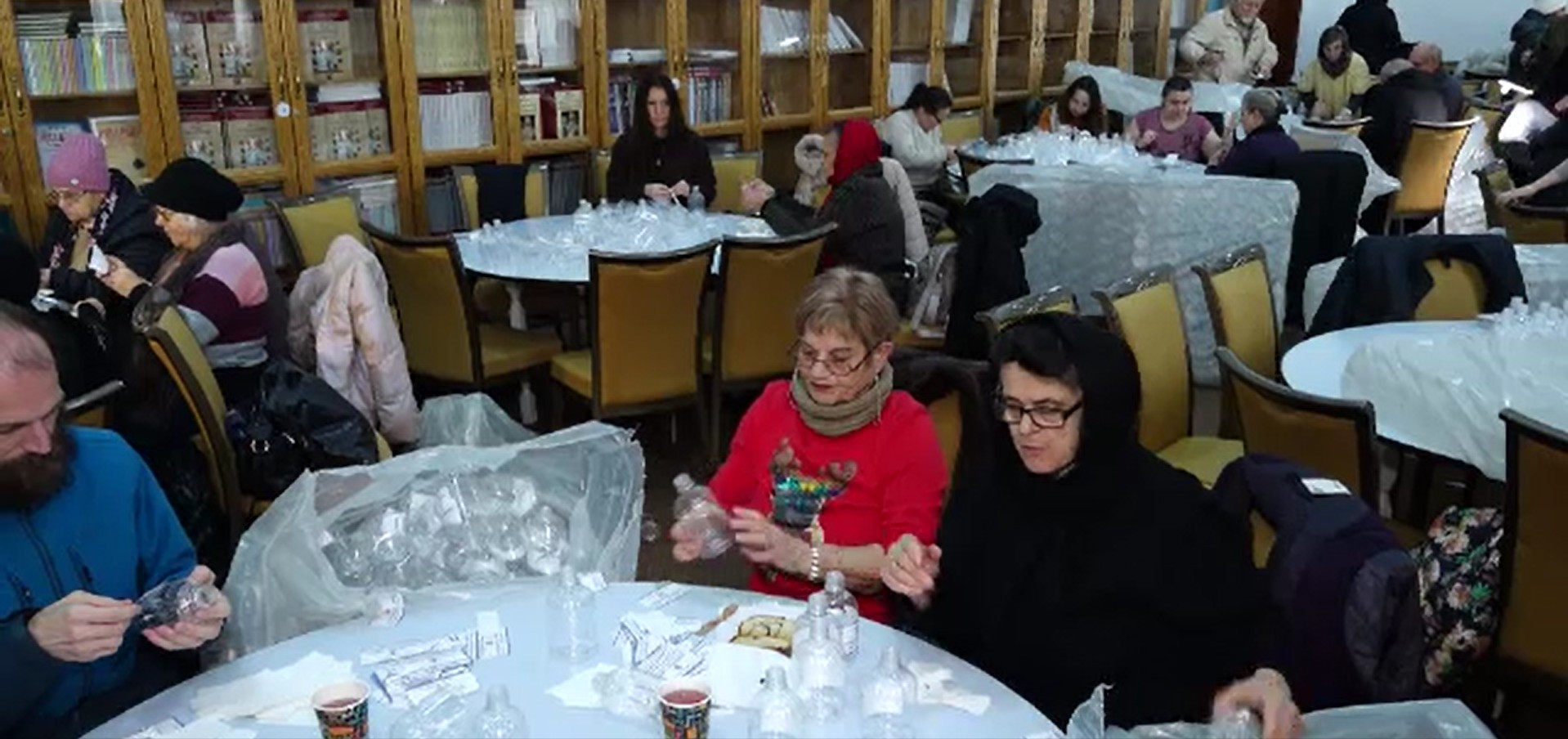 Peste 300.000 de sticle de agheasmă, pregătite de voluntarii Arhiepiscopiei Tomisului pentru Bobotează: „Este o plăcere”