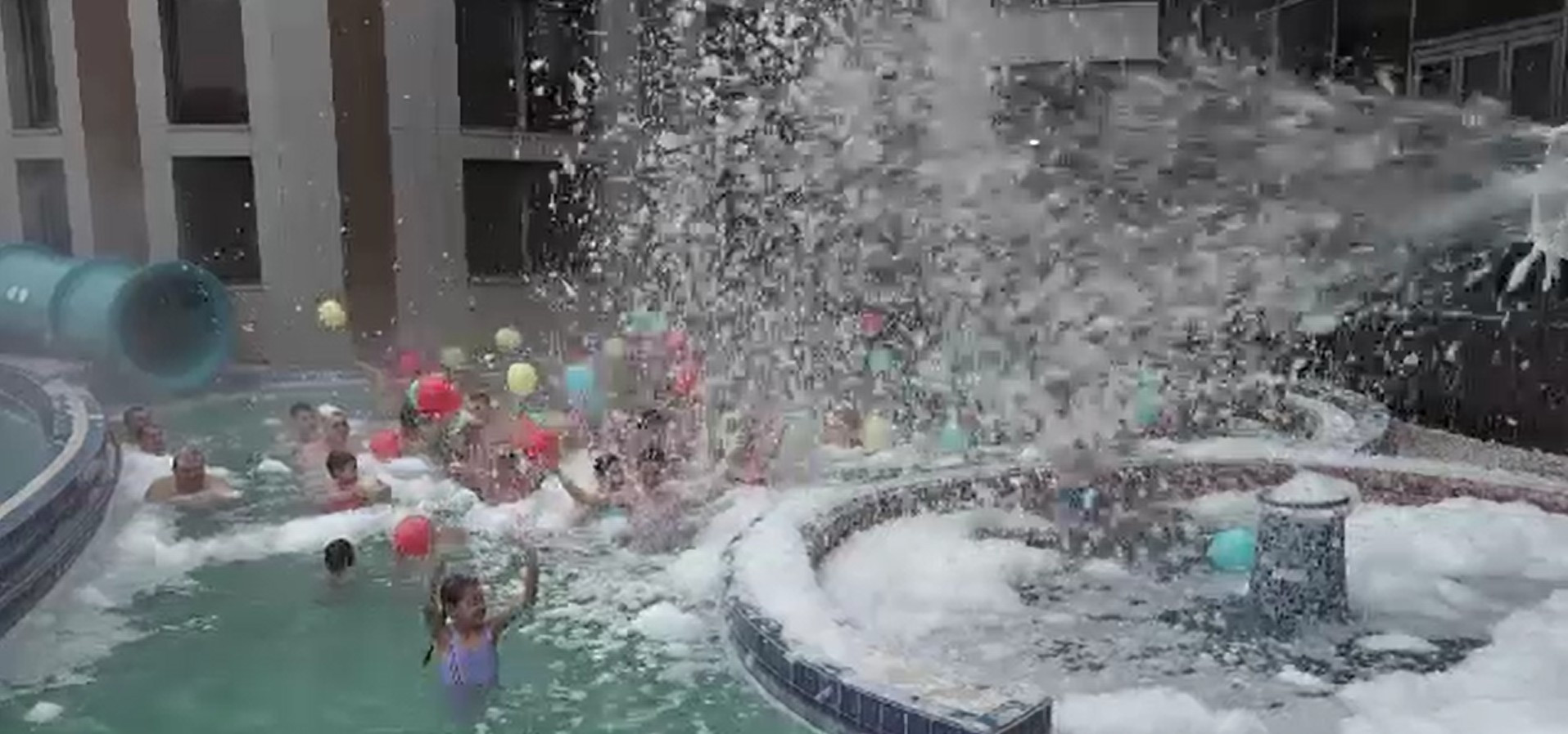 Distracție și relaxare în apele termale de la Băile Felix după mesele de sărbători. Petrecerile cu spumă, atracția principală