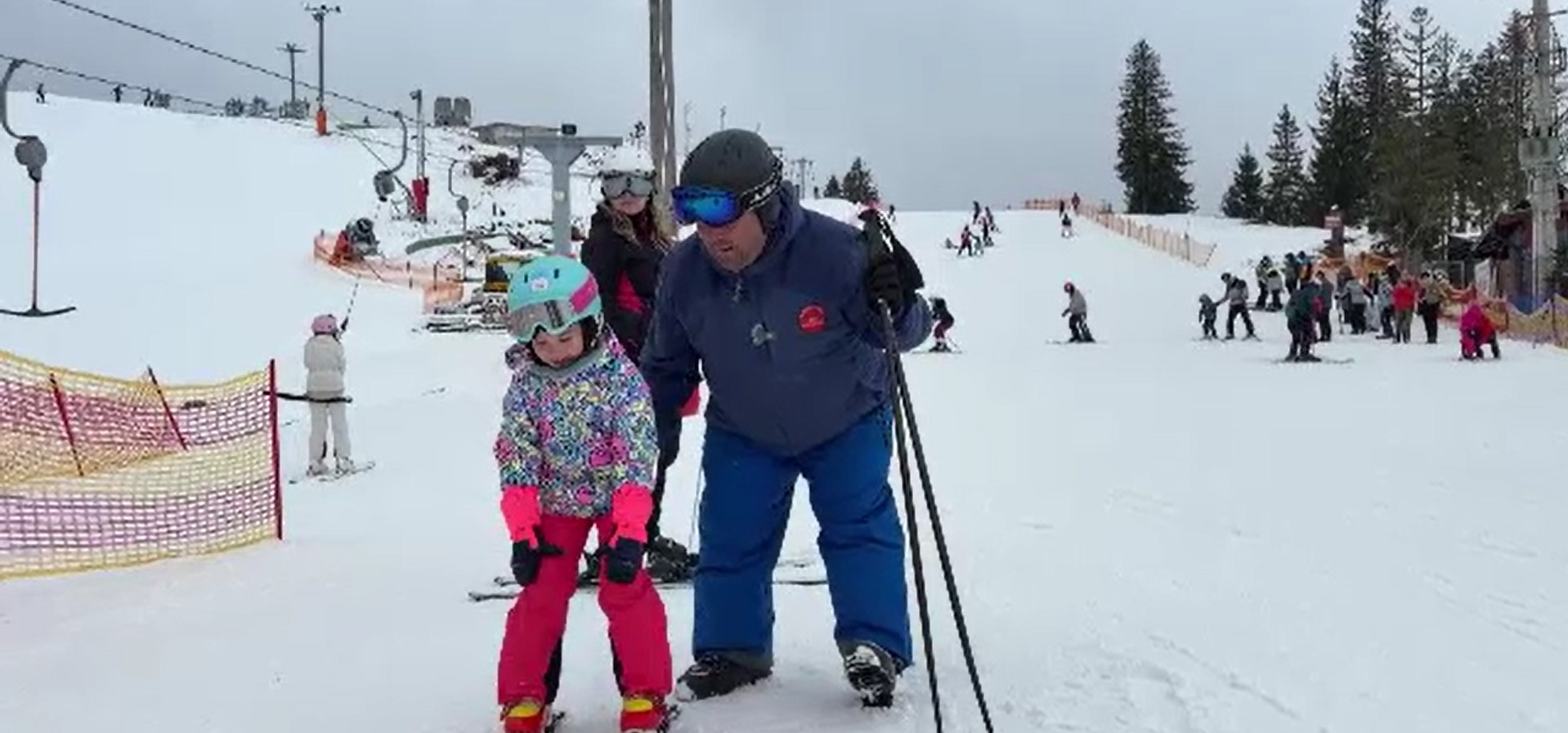 Turiștii se bucură de zăpadă la Păltiniș. Cât costă o oră de pregătire cu un instructor de schi