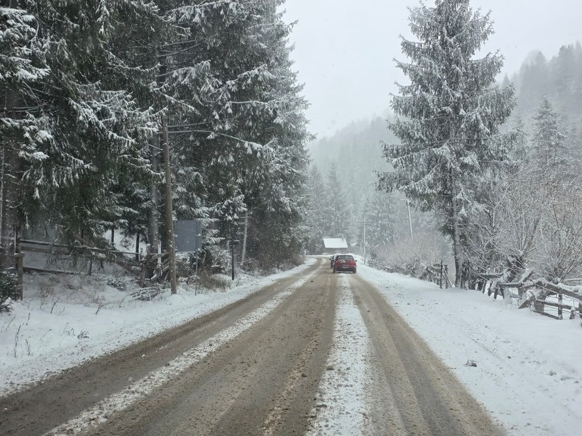 Zeci de mii de famili din județul Alba au rămas fără energie electrică din cauza viscolului. Turiști blocați pe drumuri