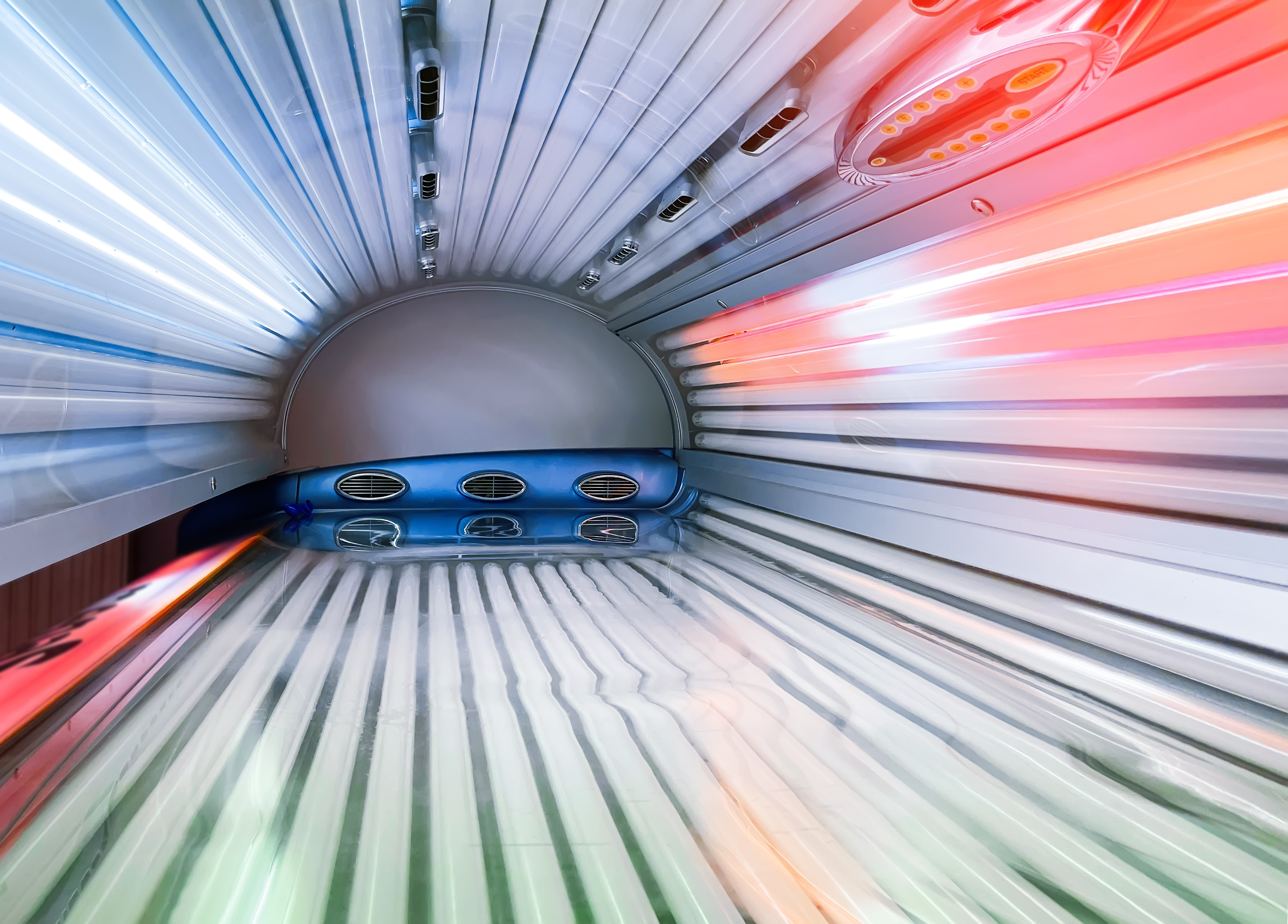 Bronzul artificial produce mutații în ADN. Riscul la cancerul de piele este semnificativ mai mare | Studiu