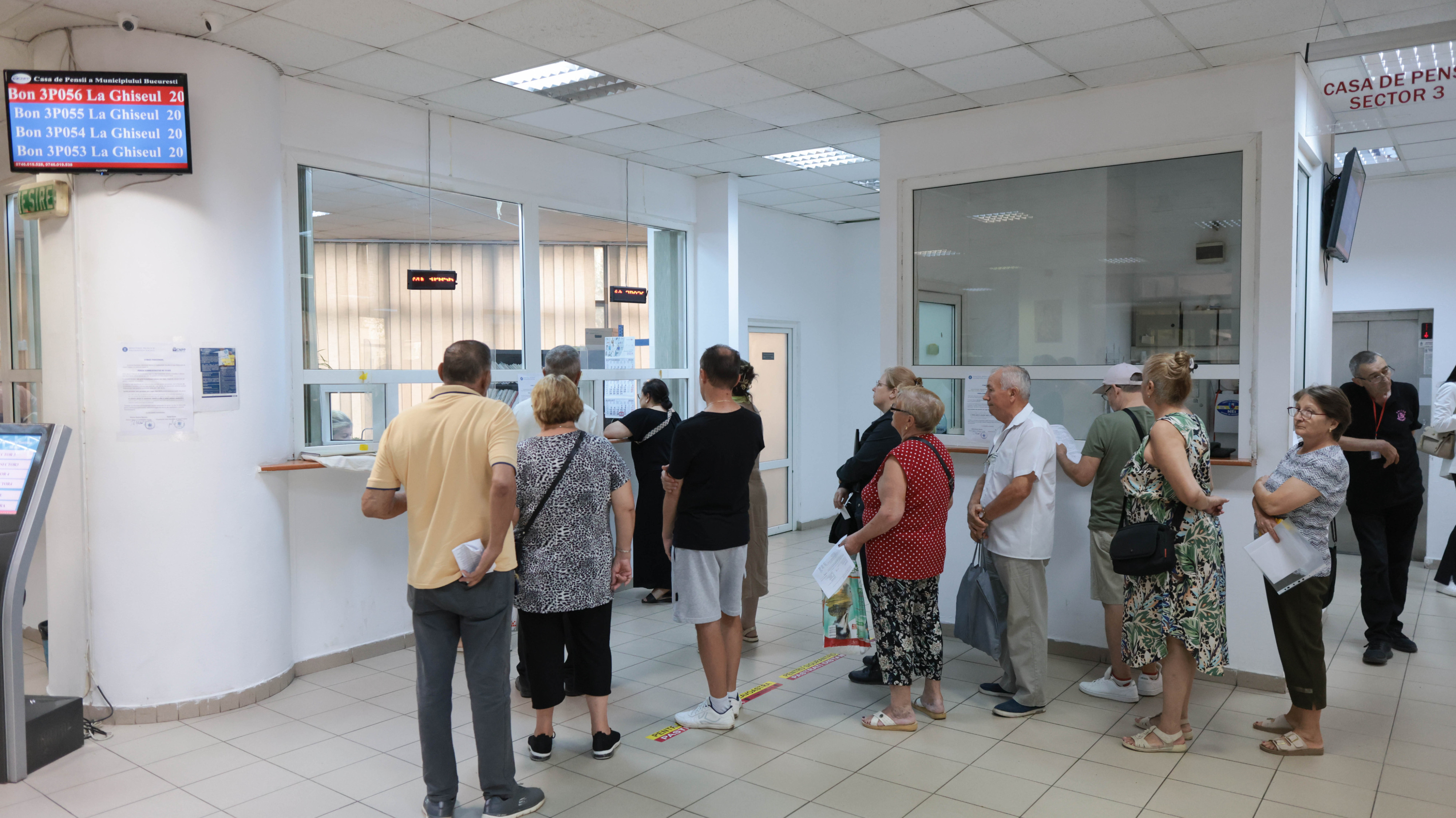 Statul e online, cetățenii la ghișeu. Doar unul din șase români a folosit serviciile digitale oferite de autorități în 2025