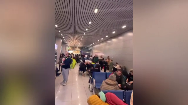 Vremea rea a blocat zborurile de pe Otopeni. Pasagerii au așteptat și 14 ore până la decolare