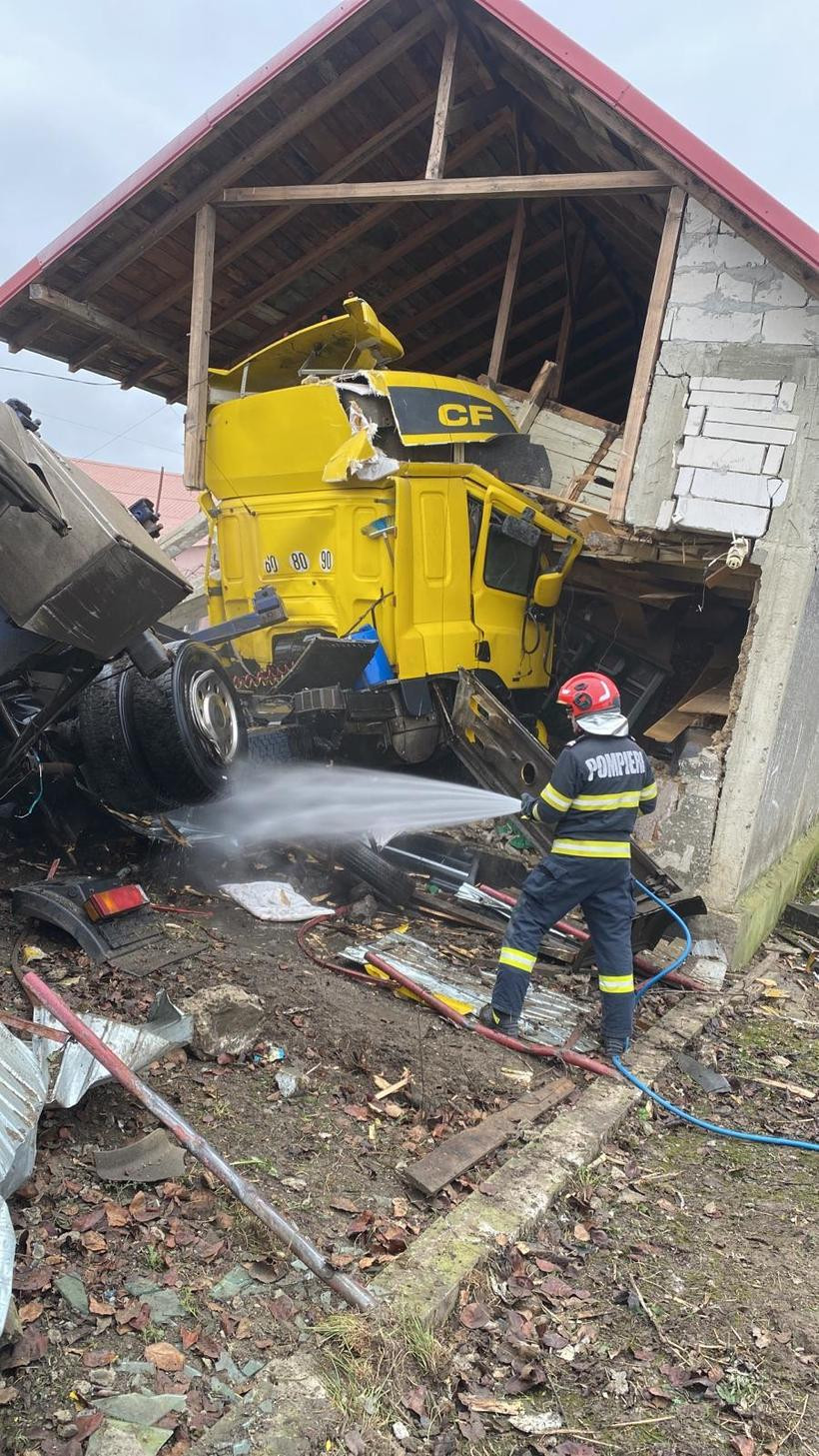 Un TIR a intrat într-o casă din județul Bacău. Șoferul a reușit să iasă singur înainte ca pompierii să ajungă. FOTO