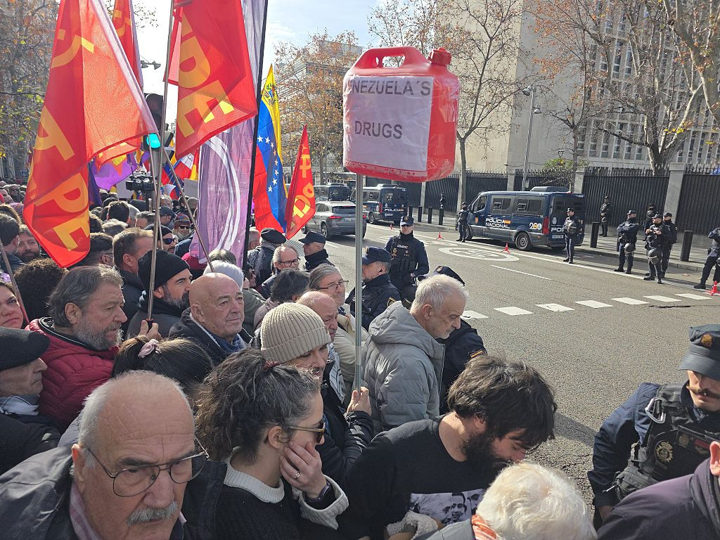 Maifestație de amploare pro-Maduro în fața ambasadei SUA de la Madrid. „Nu agresiunii imperialiste contra Venezuelei”