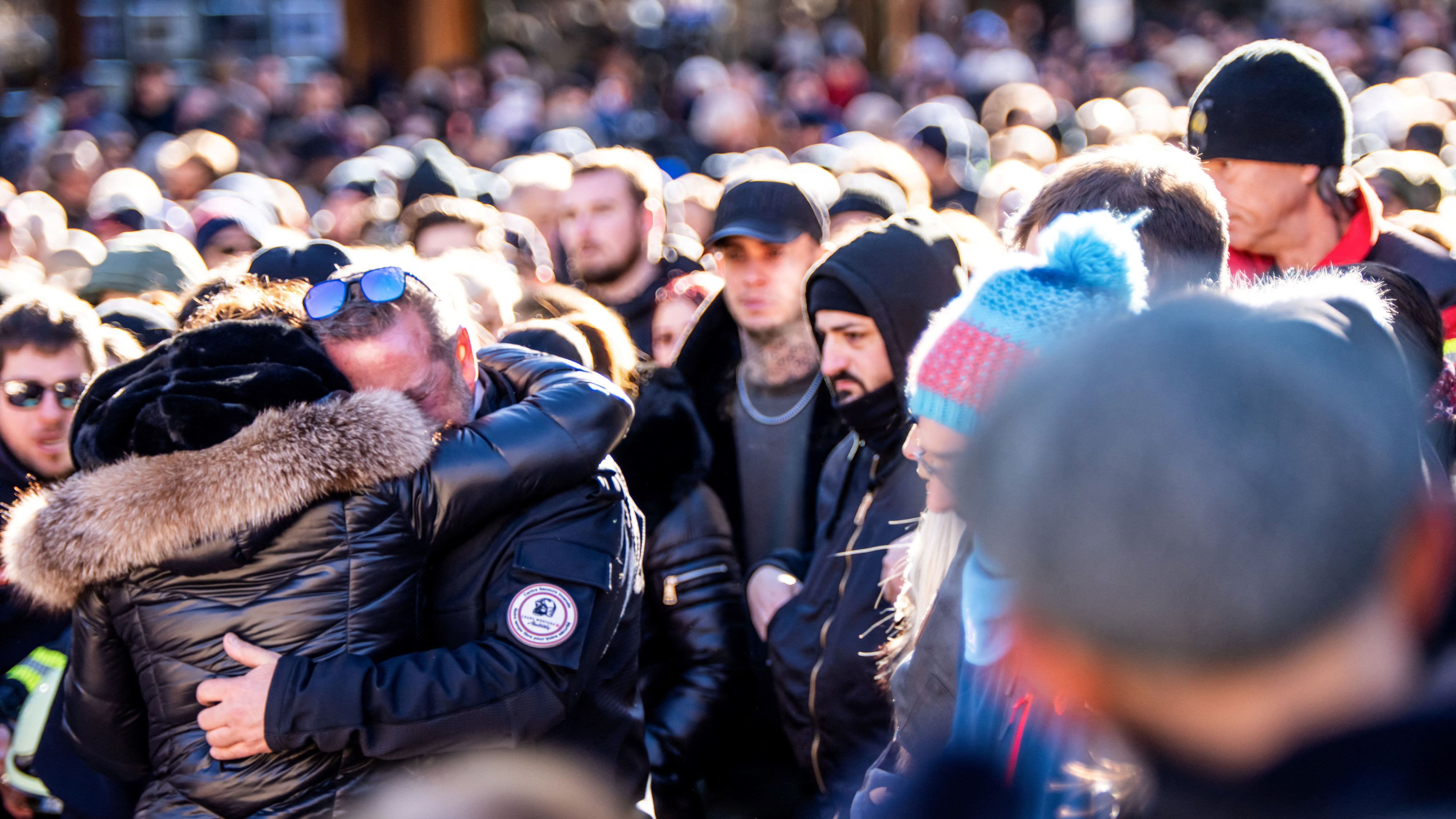 Cine era tânărul român care a murit în tragedia din Elveția. Mama lui l-a dat dispărut după incendiul care a luat 40 de vieți