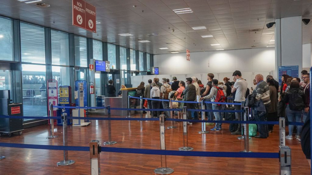 Haos în traficul aerian din Europa: defecțiune „fără precedent” în Grecia, mii de pasageri blocați în Italia, curse anulate