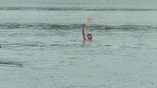 Gerul i-a învins. Trei din cinci temerari care s-au aruncat să găsească crucile aruncate în apă, la Hârșova, au abandonat