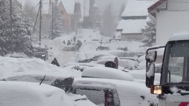 Iarna a lovit puternic aproape toată țara. Șosele blocate din cauza ninsorilor, mii de locuințe au rămas fără curent