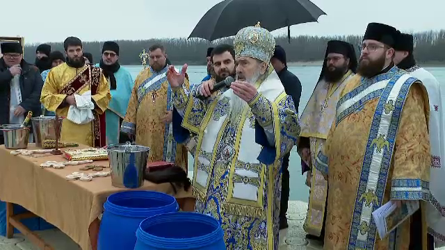 Boboteaza, sărbătorită în avans pe malul Dunării, la Hârșova. Cine a prins crucile aruncate în apă de ÎPS Teodosie