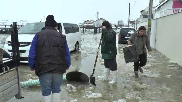Gospodării și case inundate în Mehedinți, după topirea zăpezii. Apa în curți a ajuns și la jumătate de metru