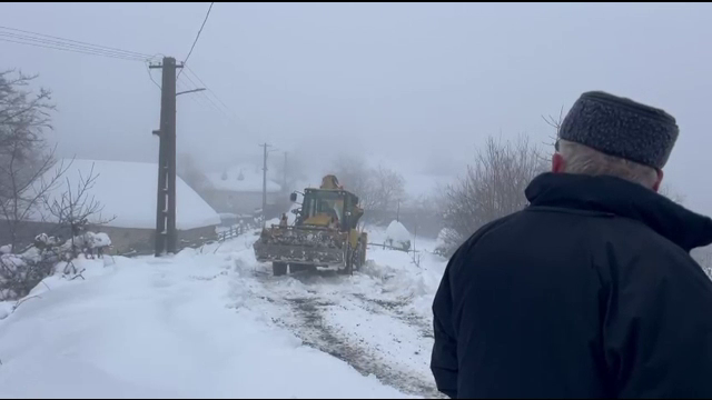 Problemele persistă în Hunedoara: sate izolate de nămeți, sute de oameni fără curent și apă