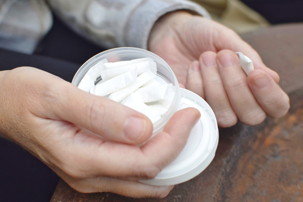 Mai multe companii oferă angajaților pliculețe cu nicotină gratuite pentru a crește productivitatea. Avertismentul medicilor