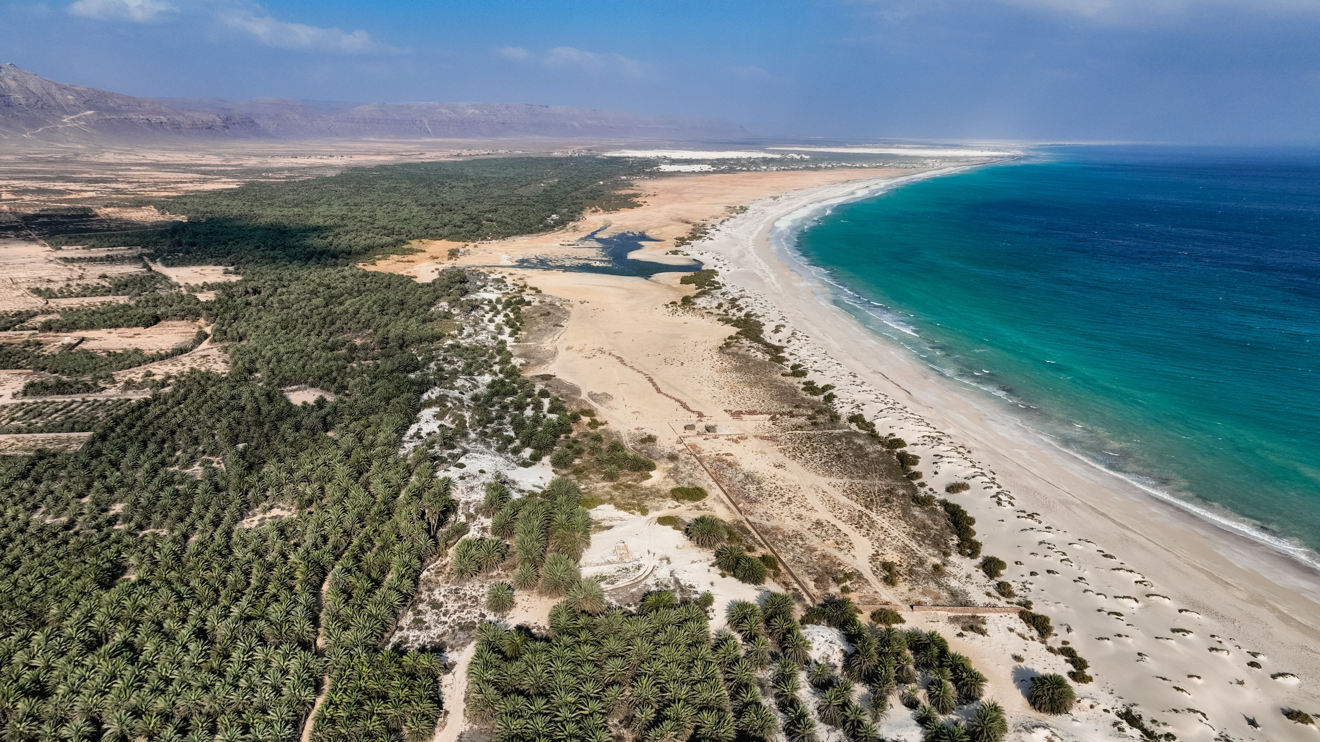 Sute de turiști străini au rămas blocați pe o insulă izolată din Yemen. Printre ei se află și o româncă