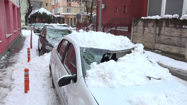 Zeci de mașini au fost avariate și sute de oameni s-au rănit pe străzile din țară după ninsorile abundente. „Cam praf este”