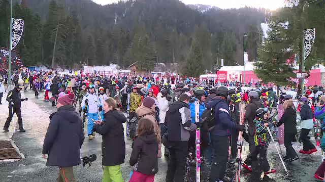 Românii au luat cu asalt stațiunile de schi după sărbători. „E foarte aglomerat, pârtiile arată într-o stare deplorabilă”