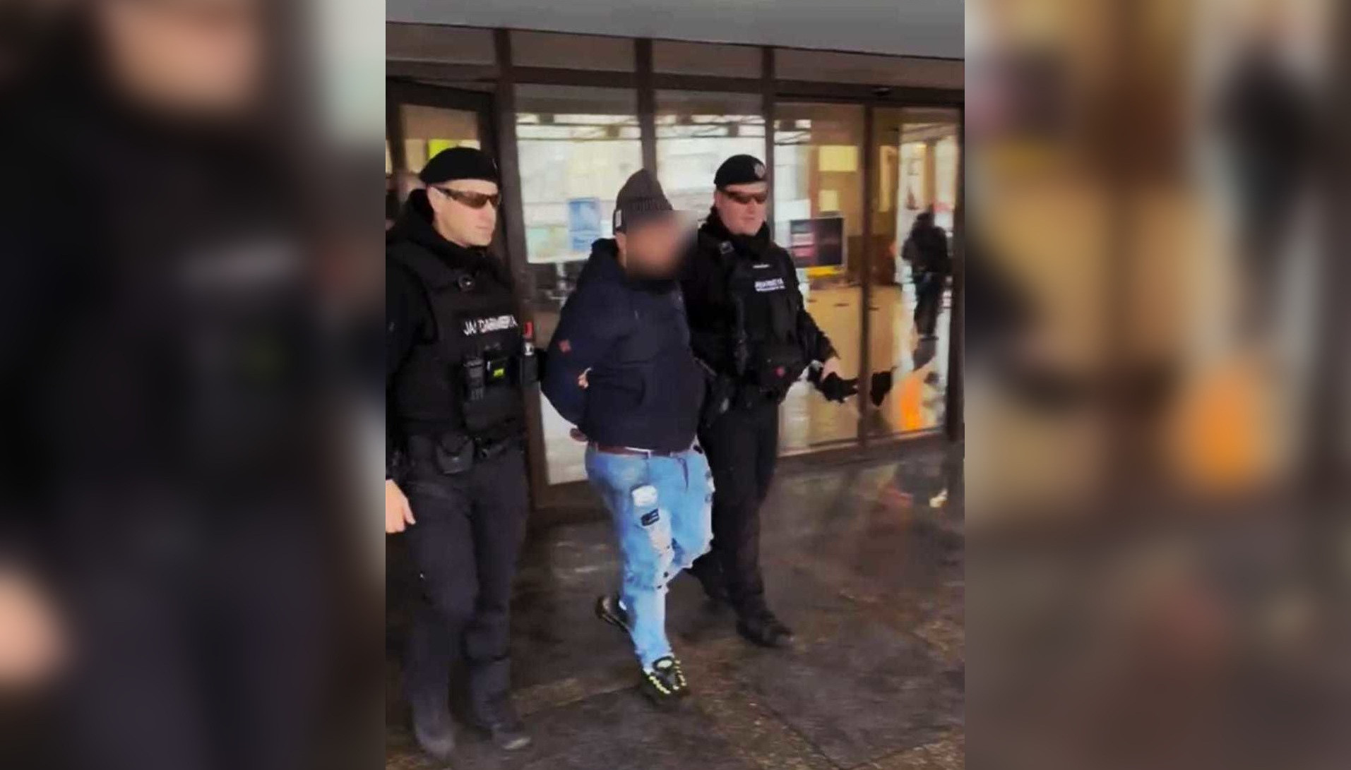 Un bărbat din Bacău a vrut să urce în tren cu un cuțit și un spray lacrimogen. El a fost oprit la timp de polițiști